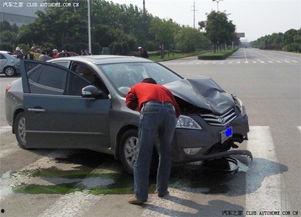 日式车撞国产车视频,现场惊心动魄！